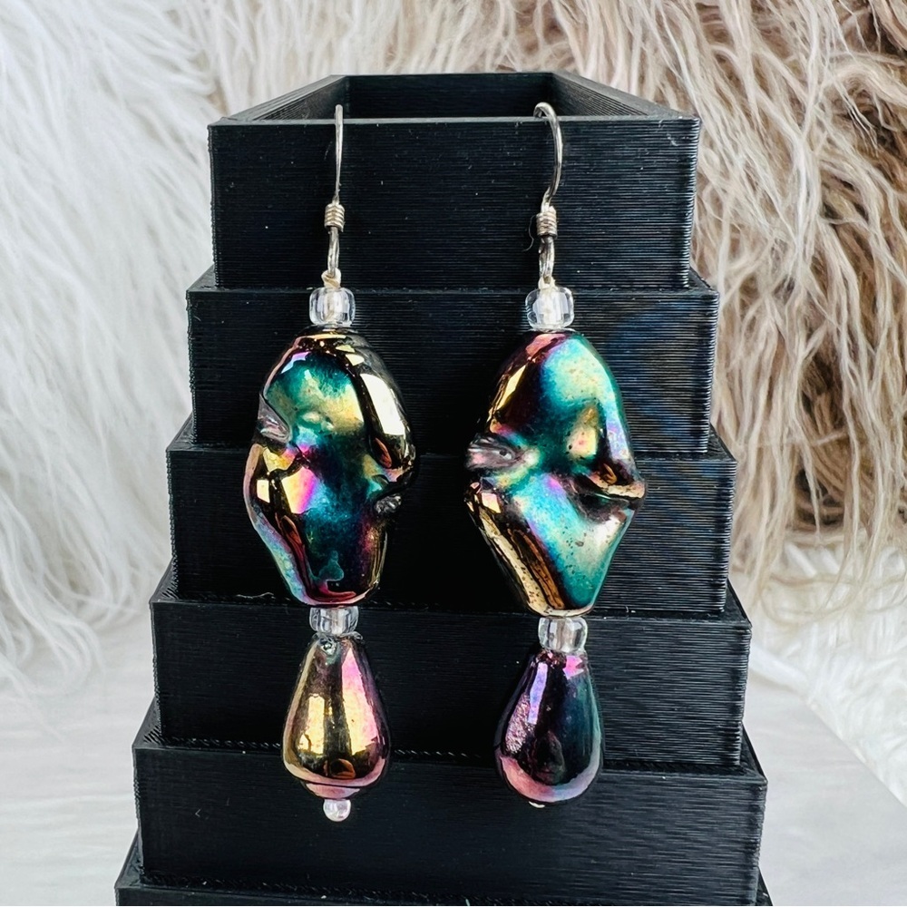 Interesting vintage Silvertone purpleish beaded drop angle earrings - Picture 4 of 7